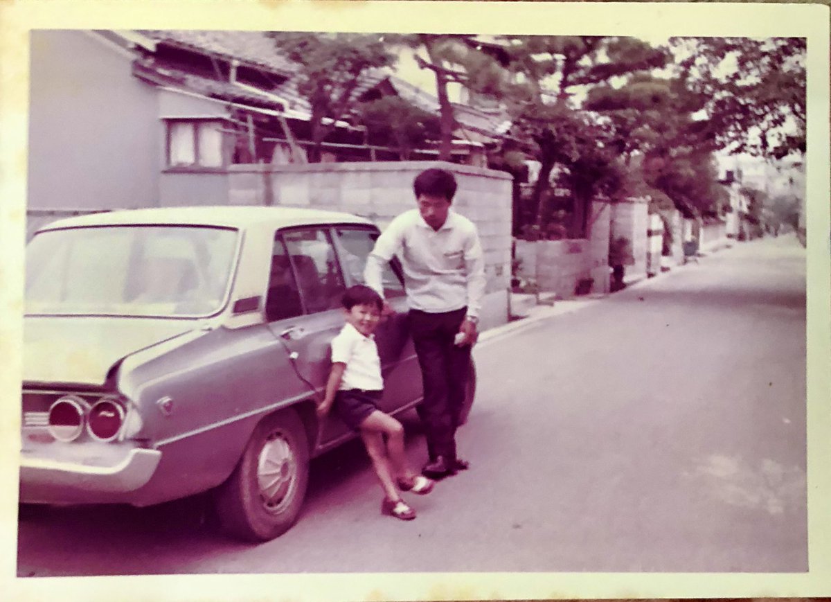 maiwashi_k's tweet image. 幼少期の私と父とファミリア。
神戸市内で。

 #kobemazdaphoto80 #mazdagram #kobemazdagram
 #マツダグラム #神戸マツダグラム