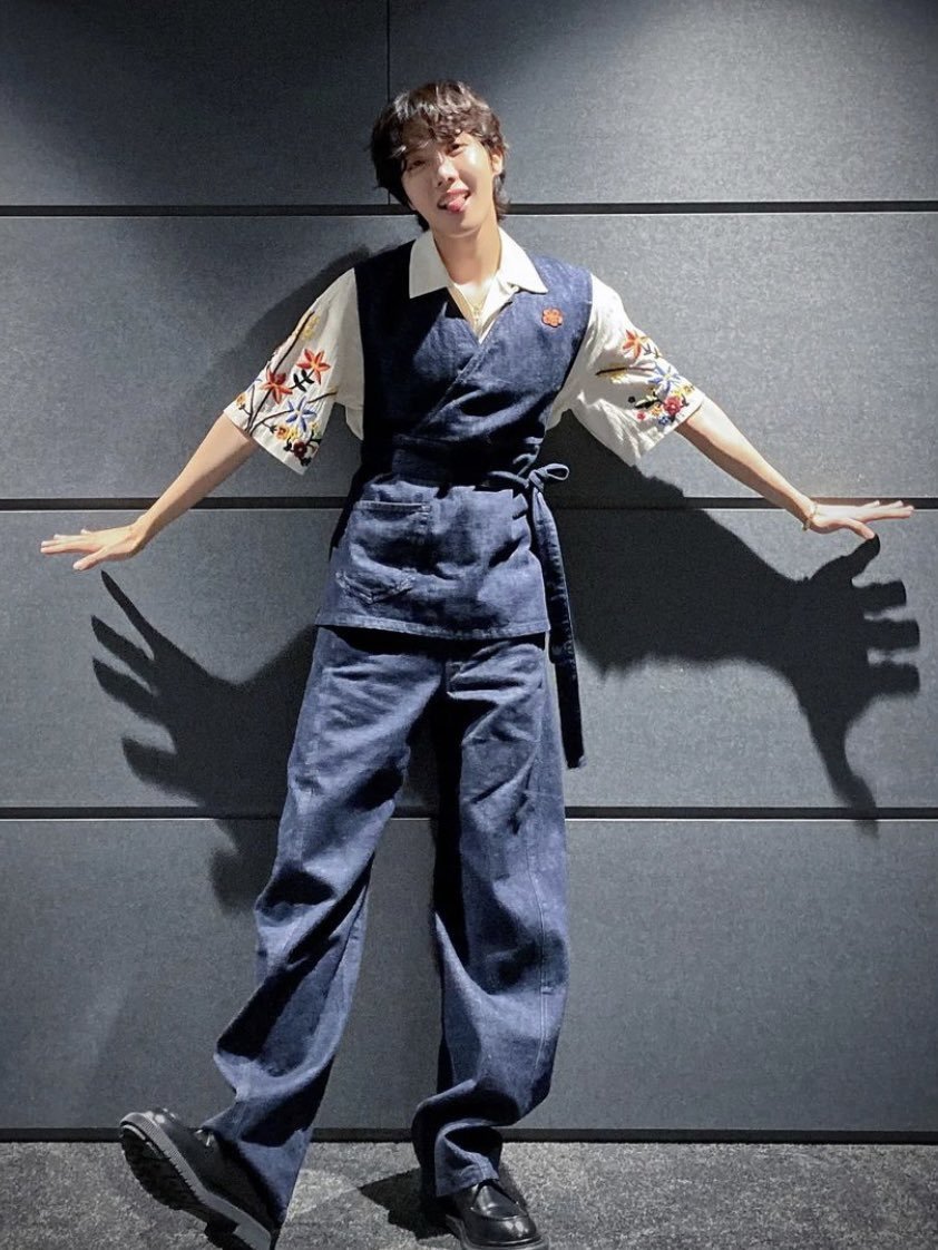 SEVENTEEN ミンギュ バッグ ohSeventeen Mingyu also wore Kenzo Denim Apron. wowlook at