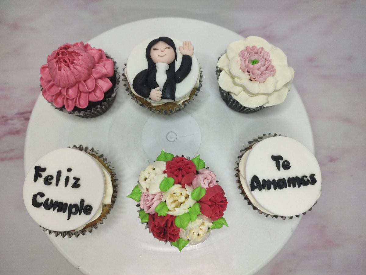 ¡Bienvenidos a la cuenta de "X" de fancycakes.col !
Somos una pastelería creativa y artesanal en la ciudad de Bogotá y en este espacio estaremos publicando algunos de nuestros productos.  Pedidos al WA 3053454453