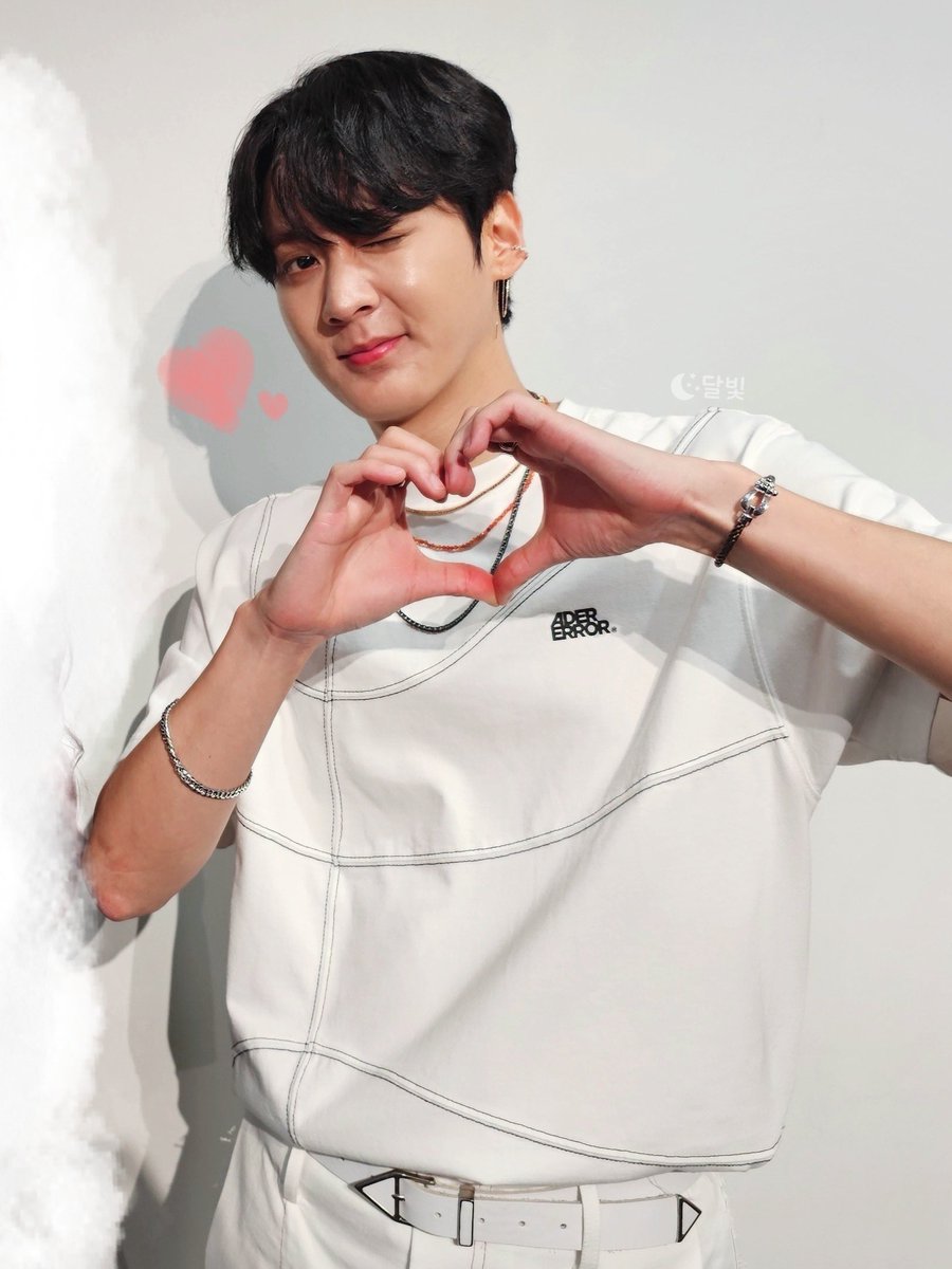 moonlight_2ch's tweet photo. 230806 팬미팅 2부 끝나고 특전회 (진짜 마지막ㅠㅠ)
 
무서운(?) 어흥이🐯 와 🫶😘

3일동안 넘넘 즐겁고 행복했다💜✨
찬희야 고마워😊 https://t.co/ZFx6kKngVH