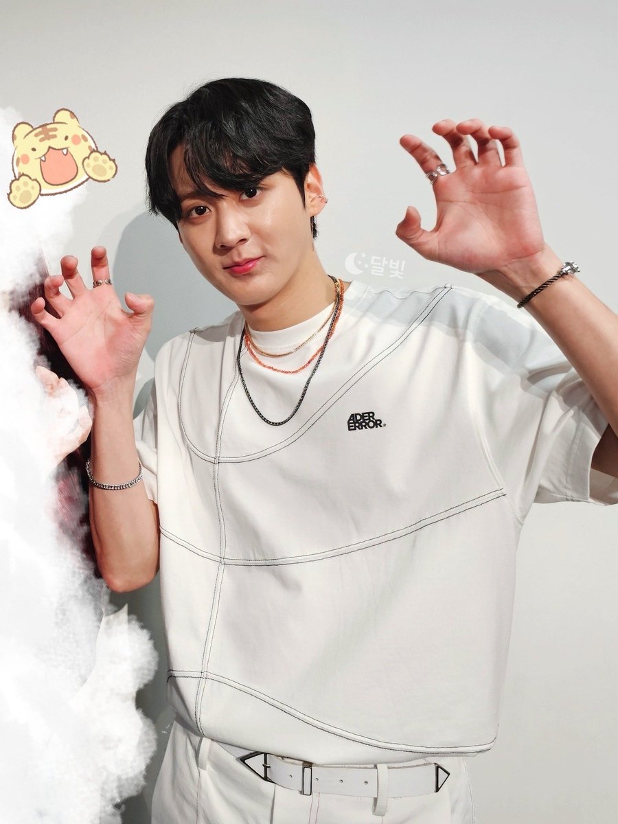 moonlight_2ch's tweet photo. 230806 팬미팅 2부 끝나고 특전회 (진짜 마지막ㅠㅠ)
 
무서운(?) 어흥이🐯 와 🫶😘

3일동안 넘넘 즐겁고 행복했다💜✨
찬희야 고마워😊 https://t.co/ZFx6kKngVH
