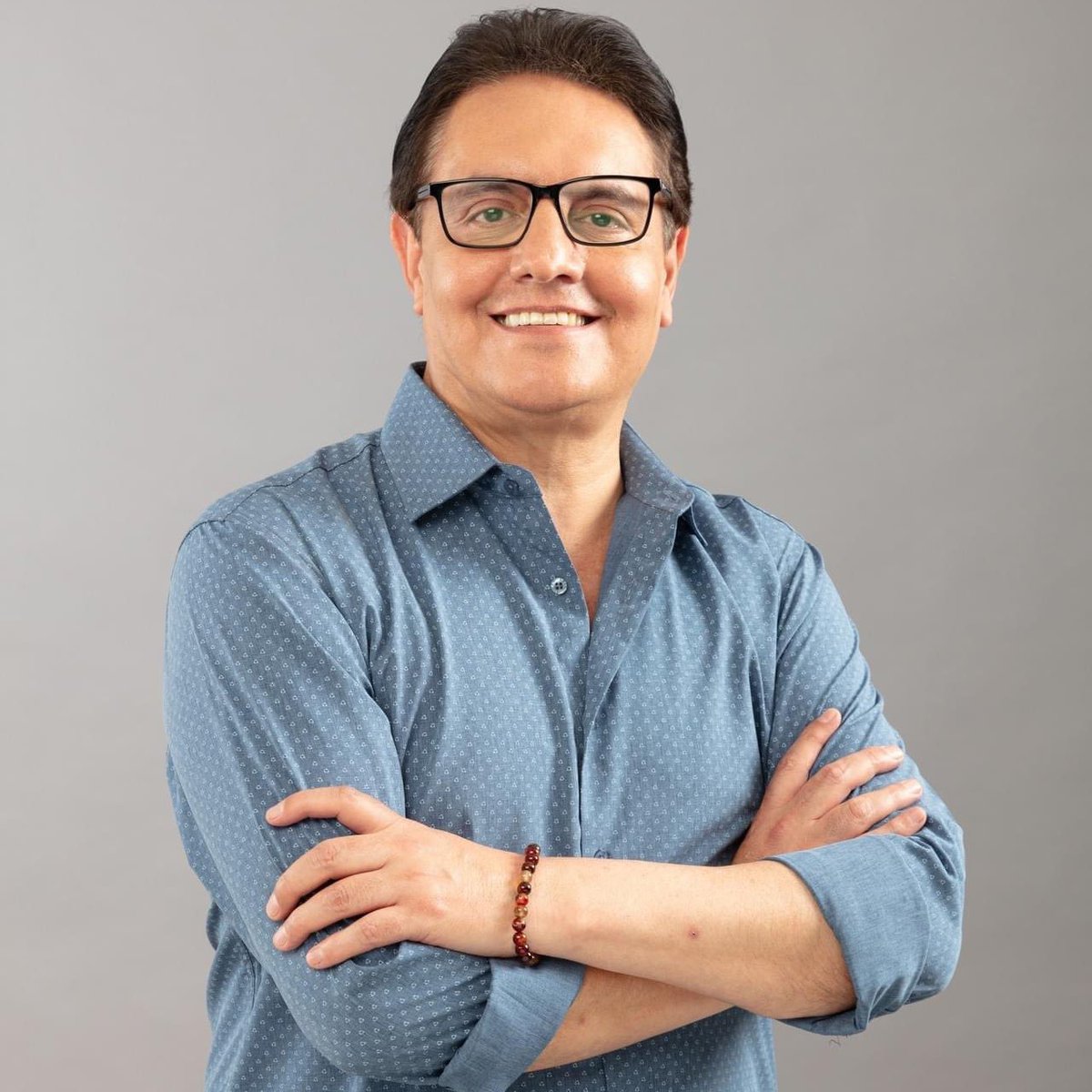 choquei's tweet photo. 🚨MUNDO: O candidato à presidência do Equador, Fernando Villavicencio, morto com tiros na cabeça, tinha 59 anos e era jornalista investigativo.

Na política, foi membro da Assembleia Nacional do Equador entre 2021 e 2023. Ele se declarava defensor das causas sociais indígenas e dos trabalhadores, sendo líder sindical.

Como jornalista, Villavicencio foi responsável por revelar casos de corrupção no governo do Equador. Em uma das matérias, ele acusou o ex-presidente Rafael Correa de crimes contra a humanidade.
