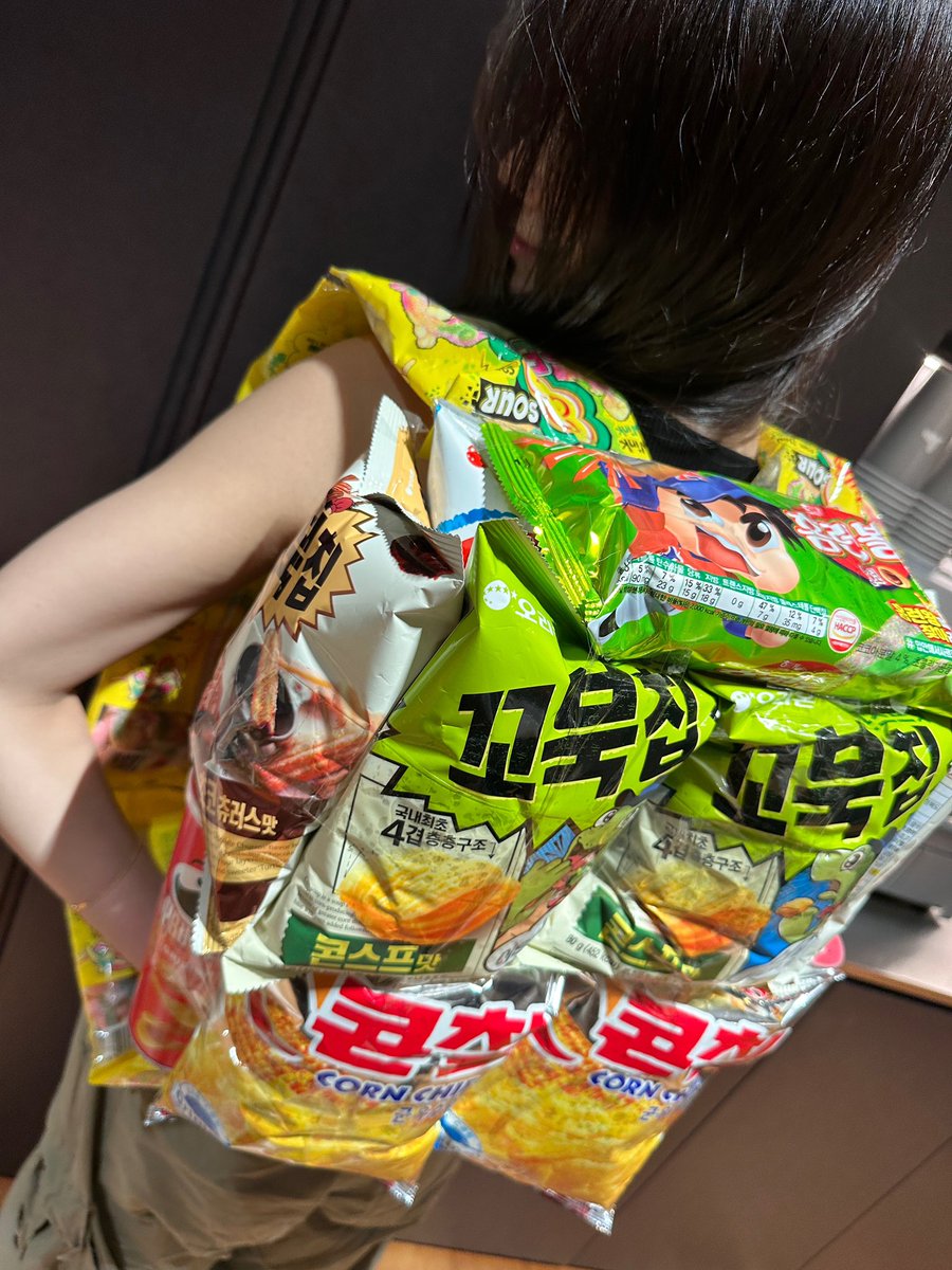 elsserafim's tweet photo. kazuha with her snack bag 😭 https://t.co/vt3tKPRUKz