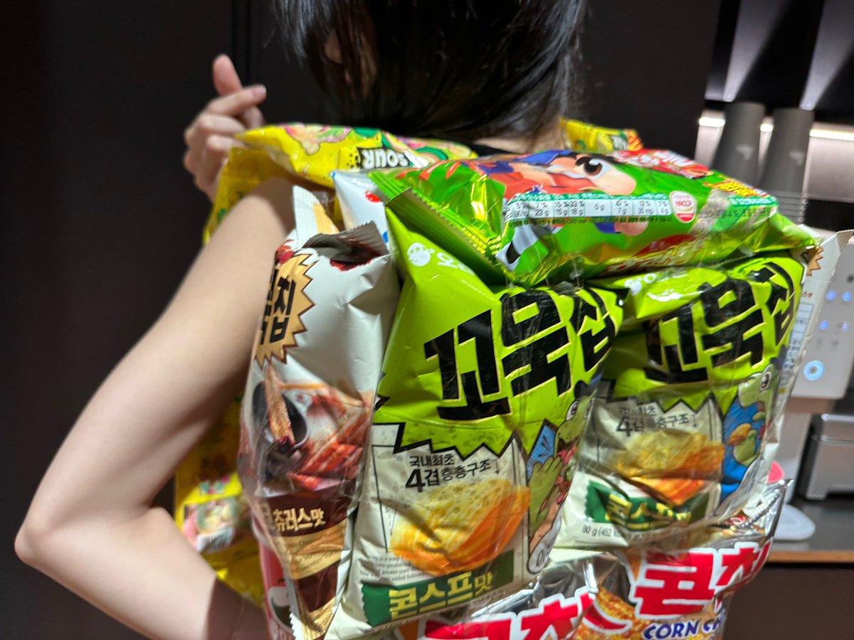 elsserafim's tweet photo. kazuha with her snack bag 😭 https://t.co/vt3tKPRUKz