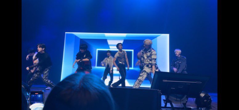 okuaday's tweet photo. STOP THE COUNT OHMYGOD?????? #CRAVITY_1ST_WORLD_TOUR #CRAVITYinDALLAS https://t.co/BkGUJpLP7B