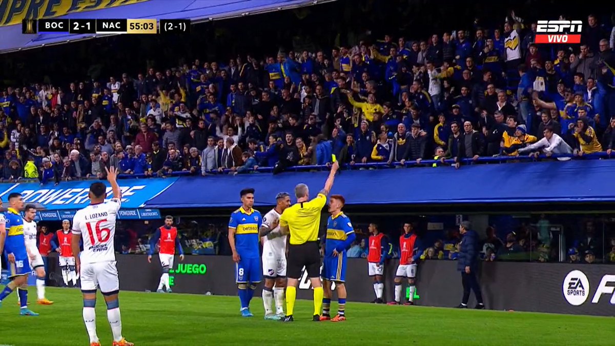 56' Insólito. Daronco amonesta a #Barco solo por tirar el pase sin mirar y solo por la reacción de Nacional, amonesta al pibe.