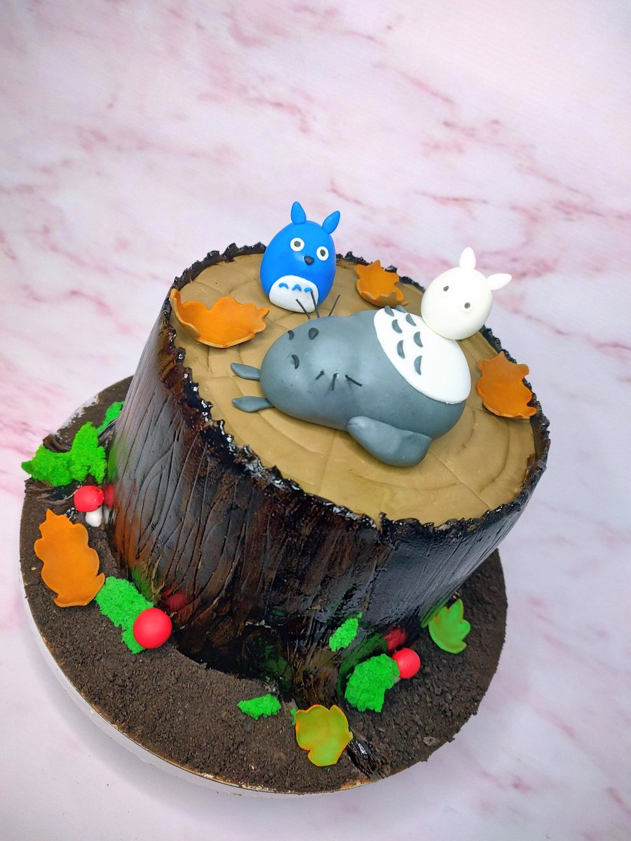 Nuestra foto del día! Pastel de chocolate, relleno don arequipe; cubierto en fondant y decorado con figuras en pasta de azúcar y musgo comestible,😋😋