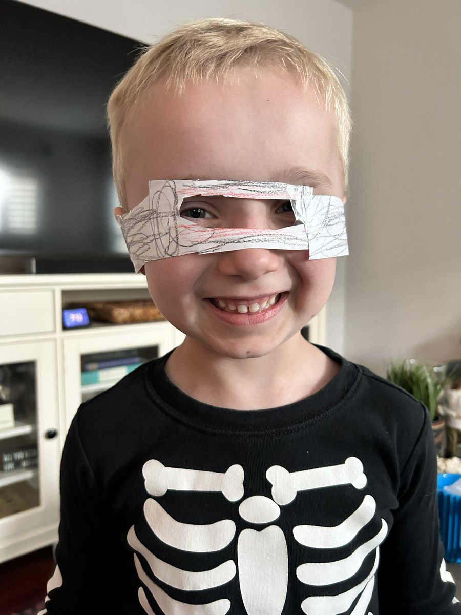 katieryan's tweet photo. .@levarburton My 6yo son wanted me to send you a photo of the VISOR he made. You e reached the literal next (next) generation. ❤️ https://t.co/9rClDb0olC