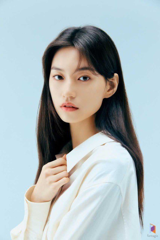 Kim Doyeon will debut on the big screen with the movie '18 youth'. She plays the role of 'Sunjeong', a high school student who is rough on the outside but has a warm heart on the inside. She will show a unique priestly chemistry with the teacher Hee-joo (played by Jeon Somin)