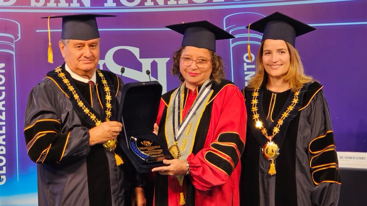 usil_edu's tweet photo. Merecido reconocimiento a nuestra rectora (i) Dra. Ana María Muñoz, por su importante acompañamiento liderando a nuestra institución a los mejores estándares de calidad académica 🎖️🔝. #OrgulloUSIL https://t.co/8RQKXdCajP