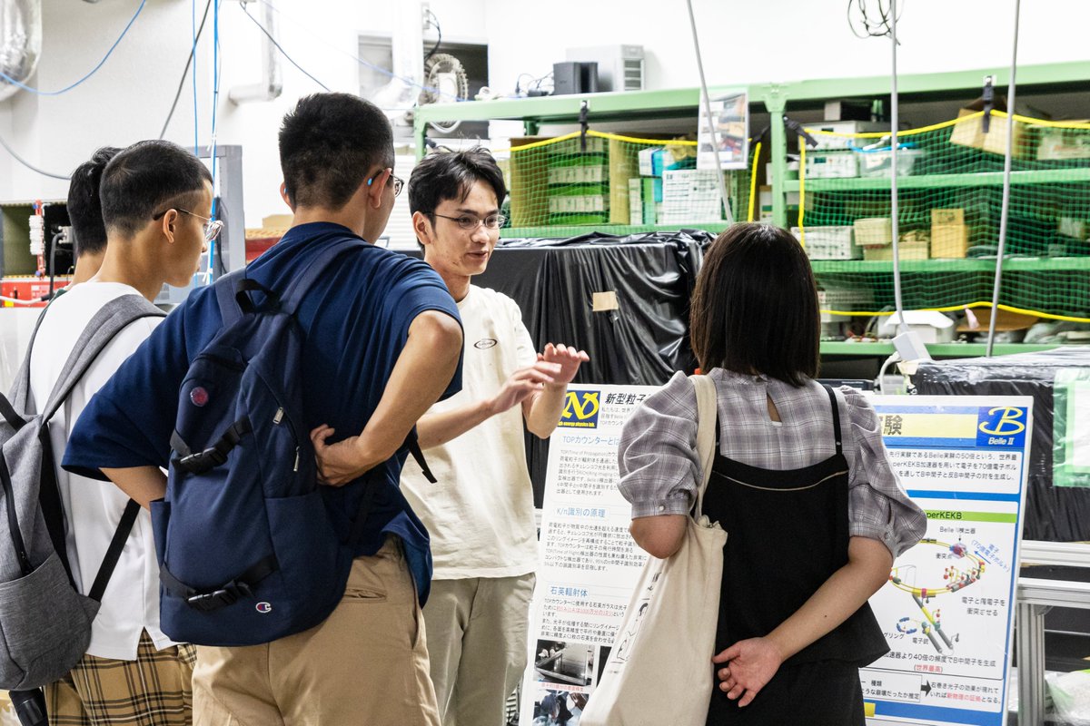 NagoyaUniv's tweet image. [event] High school students attending the #NagoyaUniversity #OpenCampus receive a lecture and lab tour from members of the high energy physics research lab, whose research covers particles and particle accelerators, including Belle II.

#StudyInNagoya #StudyInJapan