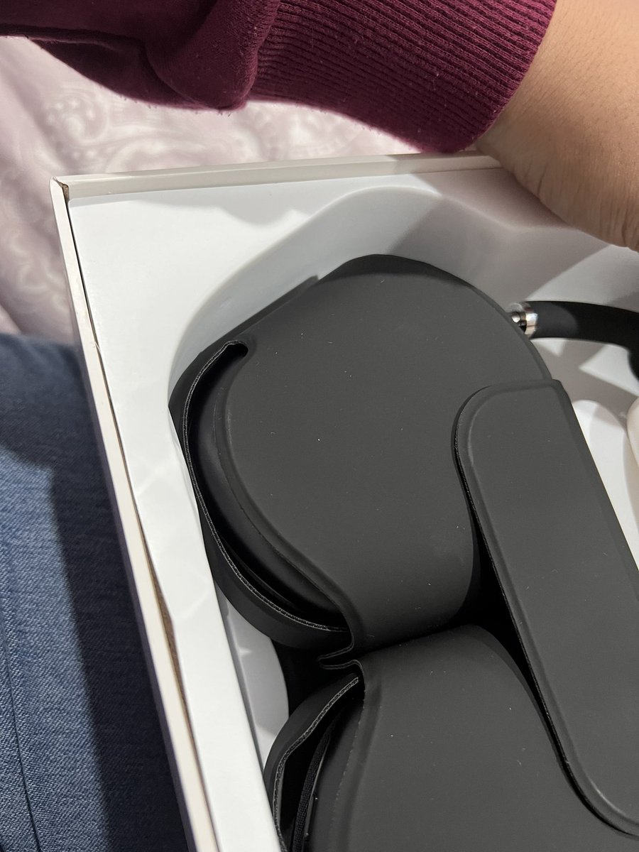 gabz_inlove's tweet photo. ¡Tengan cuidado con @ML_Mexico, porque protege y emplea a los estafadores! 

Hace unos días compré unos AirPods Max en @ML_Mexico y me estafaron enviándome una muy mala réplica, aún cuando en la publicación juraban que eran originales. https://t.co/m41iZdbRDr