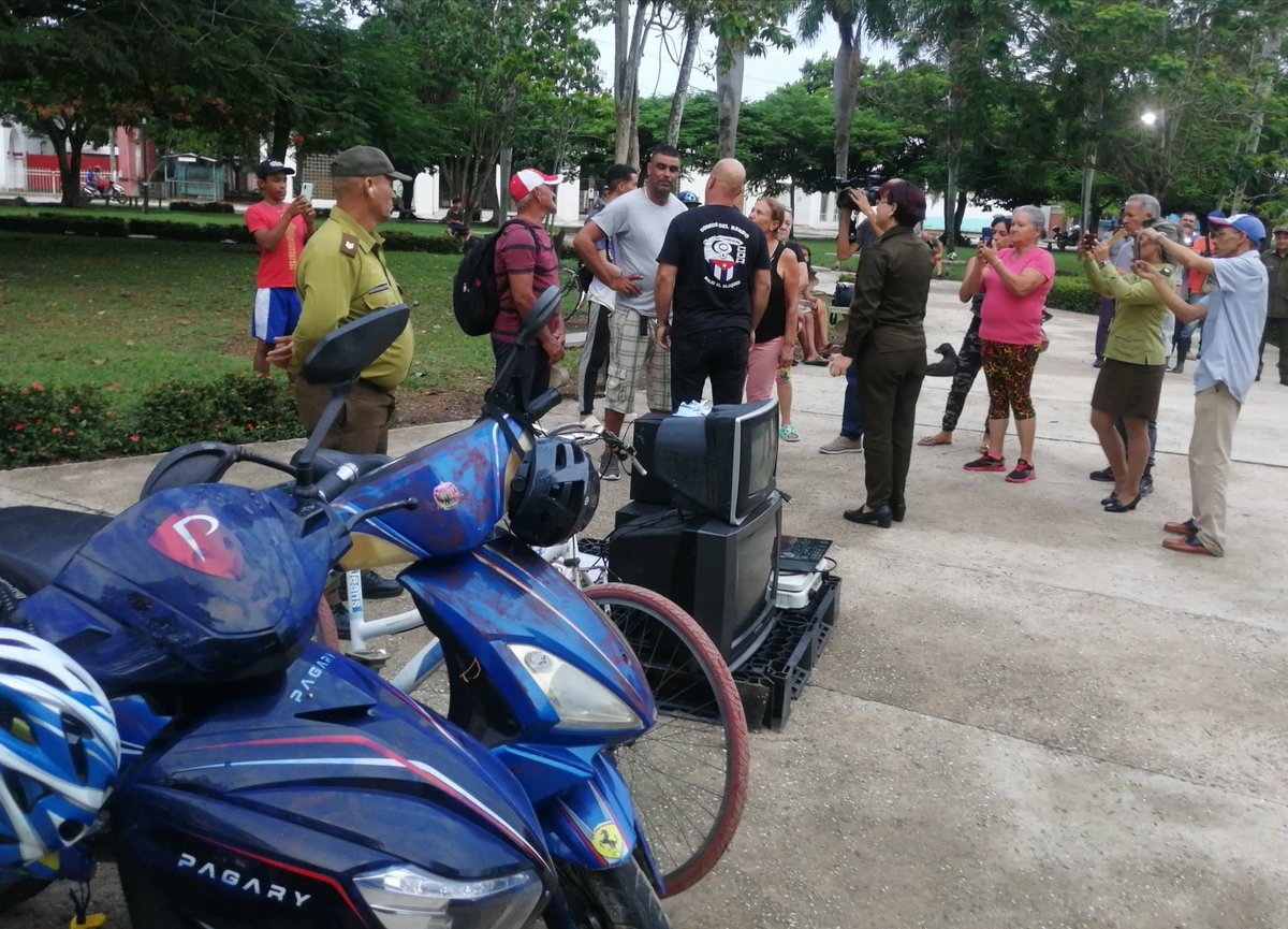 GHNordelo5's tweet photo. En Plaza de Méndez, Camagüey, participamos en un acto de restitución de bienes que habían sido robados a varias familias, y se recuperaron gracias al accionar del @minint_cuba y la vigilancia revolucionaria. #Cuba #CDRCuba #XCongresoCDR #SomosDelBarrio https://t.co/OBvcqeXd8V