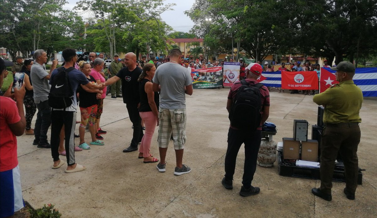 GHNordelo5's tweet photo. En Plaza de Méndez, Camagüey, participamos en un acto de restitución de bienes que habían sido robados a varias familias, y se recuperaron gracias al accionar del @minint_cuba y la vigilancia revolucionaria. #Cuba #CDRCuba #XCongresoCDR #SomosDelBarrio https://t.co/OBvcqeXd8V