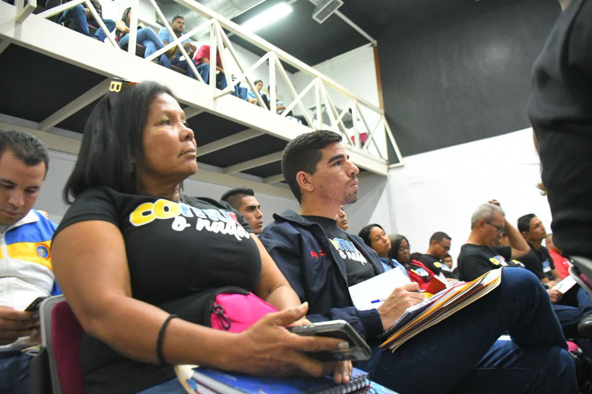 mincomunas_ve's tweet photo. #Entérate 🗣️ Con la participación de coordinadores del Congreso de la Nueva Época capítulo Comunas y directores del #MinComunas se realiza el encuentro nacional “Ruta victoriosa. Golpe de Timón 2023” para el fortalecimiento del Poder Popular.

#ComunaONada
#VictoriaDeVenezuela https://t.co/552EBr30AP