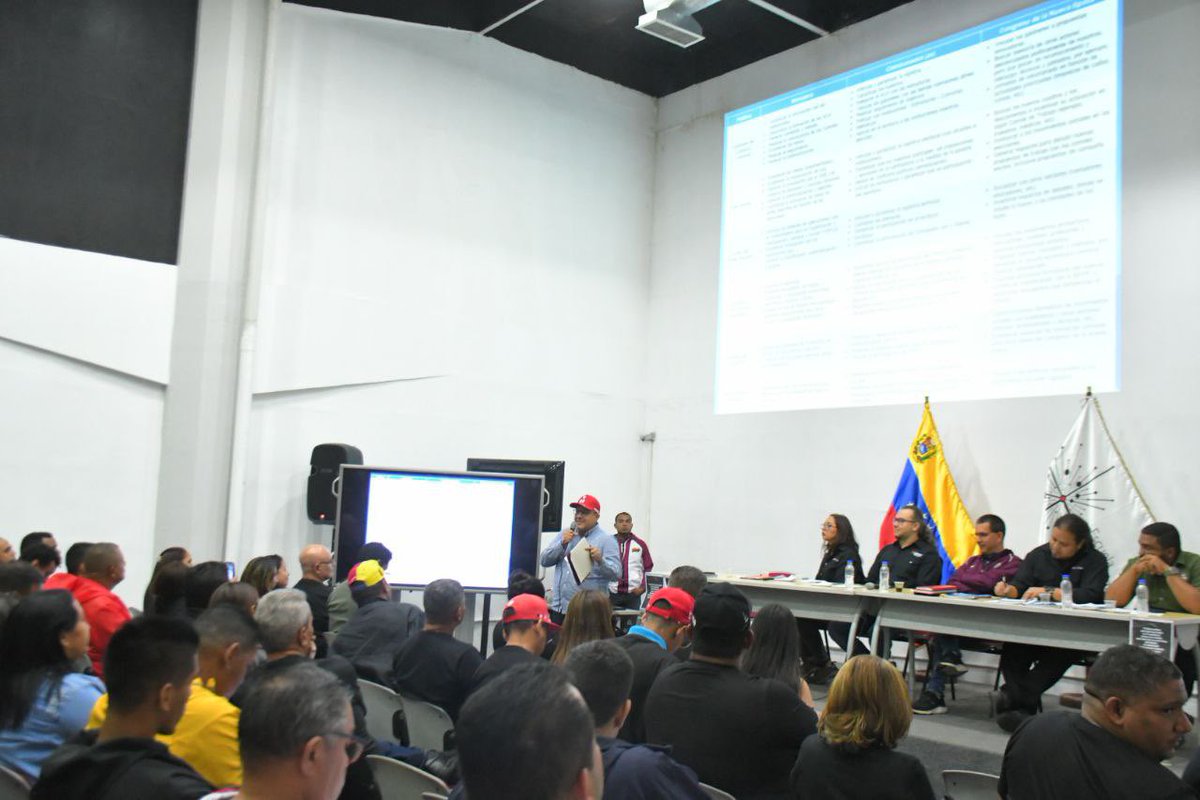 mincomunas_ve's tweet photo. #Entérate 🗣️ Con la participación de coordinadores del Congreso de la Nueva Época capítulo Comunas y directores del #MinComunas se realiza el encuentro nacional “Ruta victoriosa. Golpe de Timón 2023” para el fortalecimiento del Poder Popular.

#ComunaONada
#VictoriaDeVenezuela https://t.co/552EBr30AP