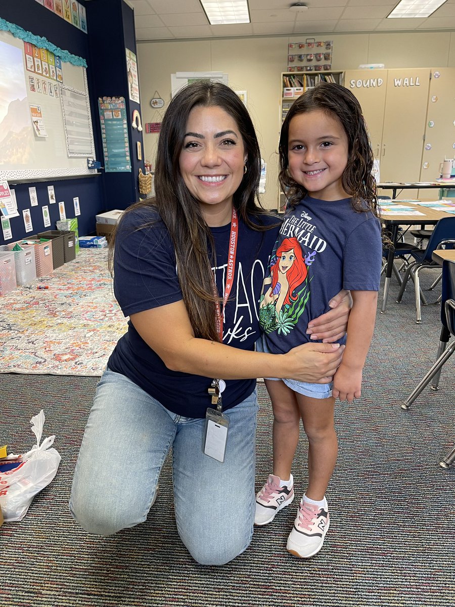 serranoatschool's tweet photo. Meet the Teacher is my favorite! Getting to see old and new students is always the best. #startaripple #lpisd #buildingexcellence #heritagehawks #kindergarten https://t.co/1Tc6kvvPJ3