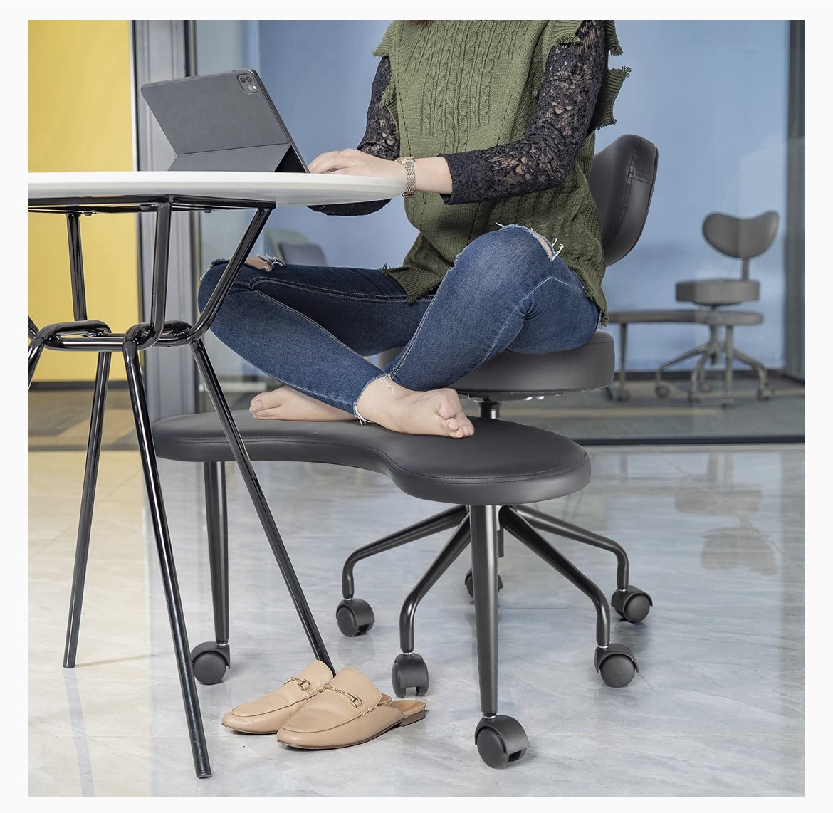chlosarge's tweet photo. with #Fibromyalgia i need to change how i sit at my desk constantly or i cop all sorts of horrific pain flares, so normal office chairs are punishing. i desperately want one of these chairs but they are nearly $600 😬 

would love suggestions for alternatives/tips pretty pls! https://t.co/Z2C6uPGJe2