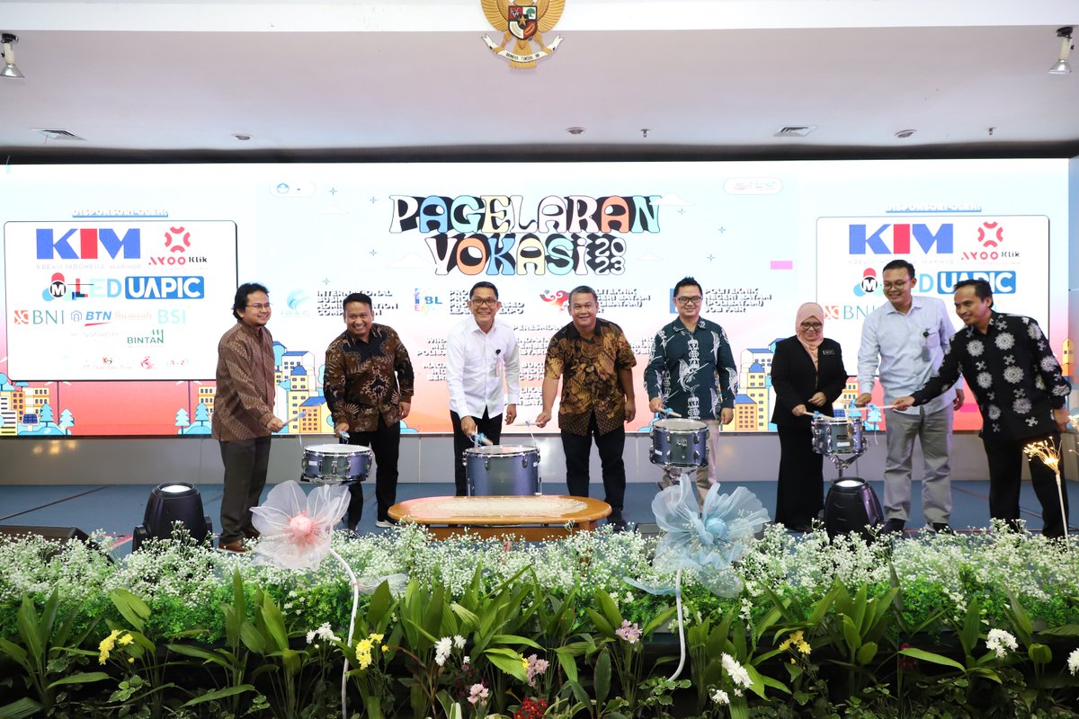 polibatam_'s tweet photo. Pagelaran Vokasi 2023 Kampus Polibatam Resmi Dibuka, Kolaborasikan Berbagai Lomba dan Event serta Ajang Pamerkan Karya-Karya PBL Selama Setahun
Hai #SobatPolibatam berita selengkapnya silahkan klik https://t.co/wPtoHvjHQ7
#Polibatam #PagelaranVokasi2023 #KampusPBL https://t.co/HYzlzHR0iq
