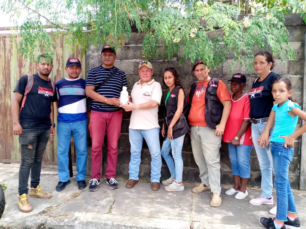 El Movimiento Revolucionario #TUPAMARO en el Mcpio  Pedraza, hizo entrega de veneno para la campaña de fumiga, limpia y combate el  Dengue en los sectores más vulnerables recibiendo el locutor Aníbal Cuevas, Tupamaro contribuyendo con la salud de nuestra población.