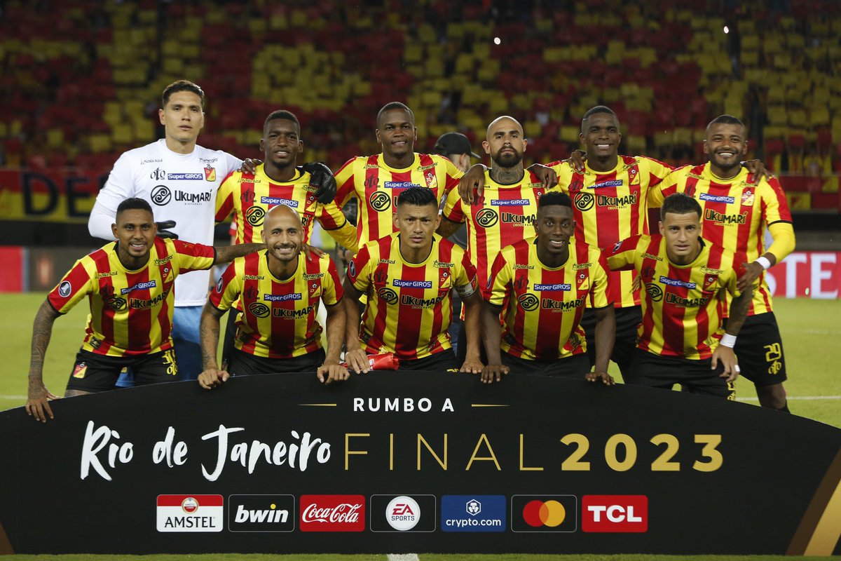 Juezcentral's tweet photo. De estar en segunda división hace 4 años y a punto de desaparecer por problemas financieros, a ser campeón del fútbol colombiano y a llegar a cuartos de final de Libertadores. Deportivo Pereira, nuestro Leicester. https://t.co/O3lgncUR9u