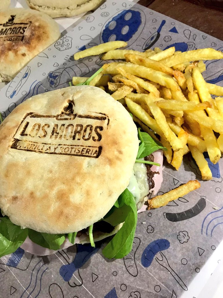 ForestelloIvan's tweet photo. Hamburguesita de queso azul, nueces y rúcula
#LosMoros
Bomba de sabores 🤩 https://t.co/PBYixt3Tno