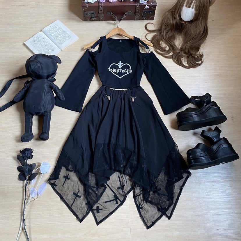 HEEJAYPRIO's tweet photo. . . . 🎐 wts lfb Resurrectio Croptop &amp; Skirt Set ⊹ ｡ ﾟ

🪧₱1,500

– top is size small
– skirt is size 24 to 27
– brand new &amp; never worn
– brand : miu-b on tag 

#XAIBENTABLES https://t.co/fERBEZ7onb