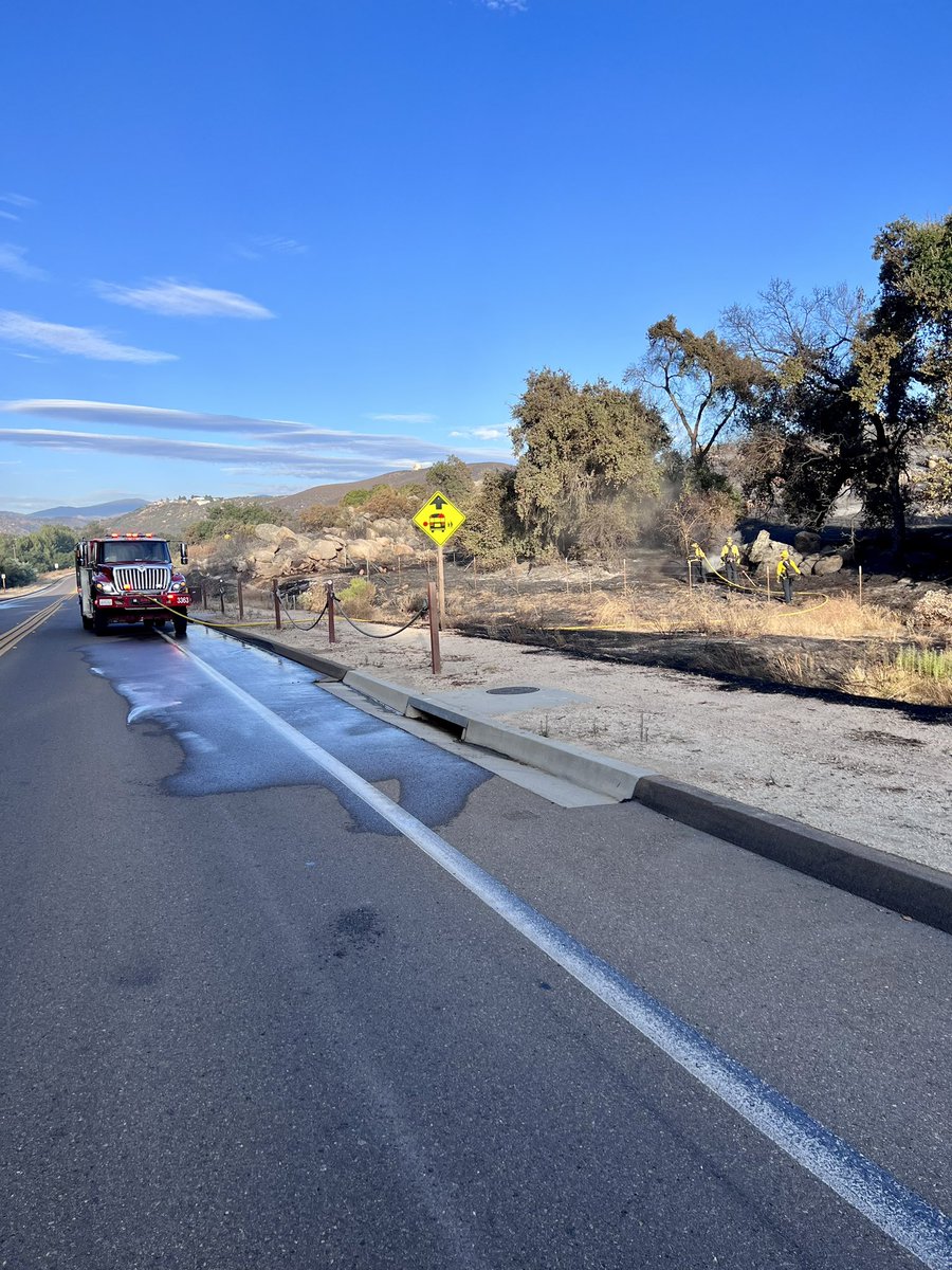 CALFIRESANDIEGO's tweet photo. #BunnieFire in Ramona [update] The fire is 184 acres and 20% contained. https://t.co/r8AZvoNCsP