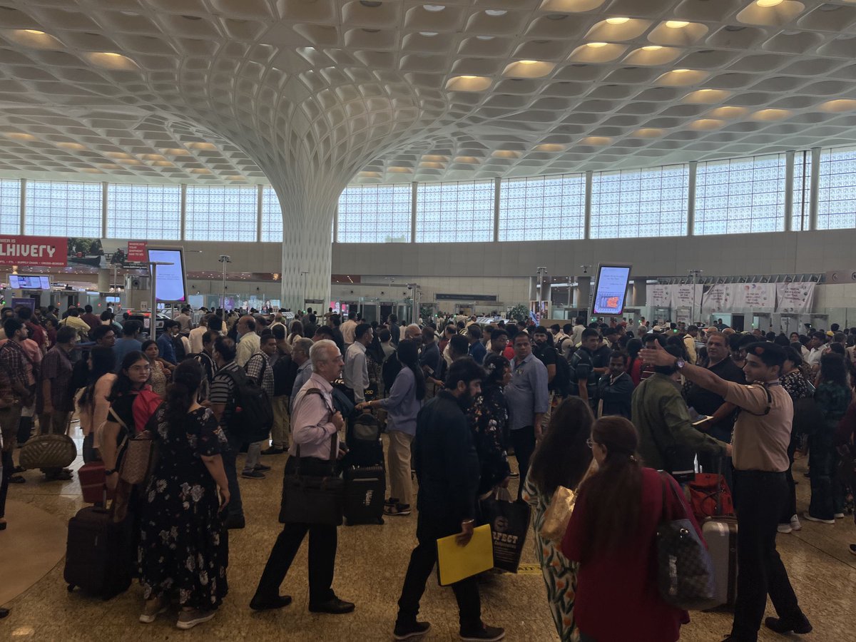 shekshere's tweet photo. Three serpentine rows even before we can get in to main security lane... 

⁦@CSMIA_Official⁩ ⁦@TOIMumbai⁩ https://t.co/1c1Mp9UVbE