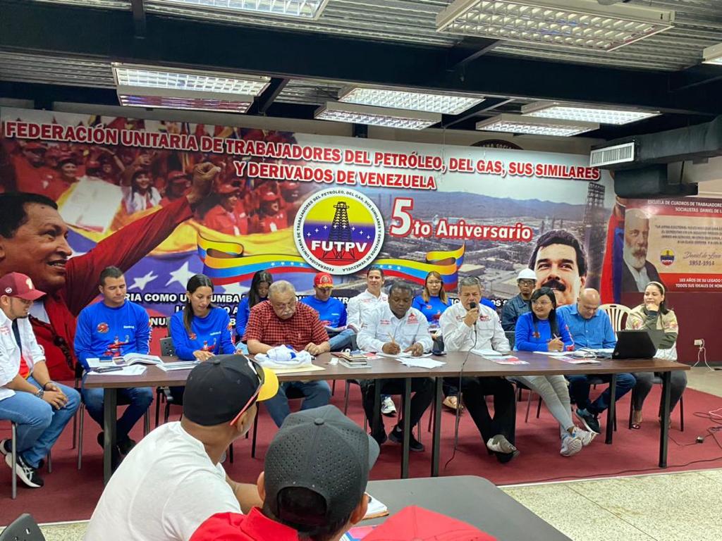 Mtulio21's tweet photo. 09/08/2023 La @FUNTTBCCAC_VE junto a la juventud obrera de la @Cbst a su encuentro Nacional. Son ellos la vanguardia de la revolución, y la nueva generación patriota resteado con el presidente @NicolasMaduro

Rafael correa 
Miguel Cabrera 
Tarek
Amantes
CICPC
Namibia
#ULTIMAHORA https://t.co/qZ15LCvdWu