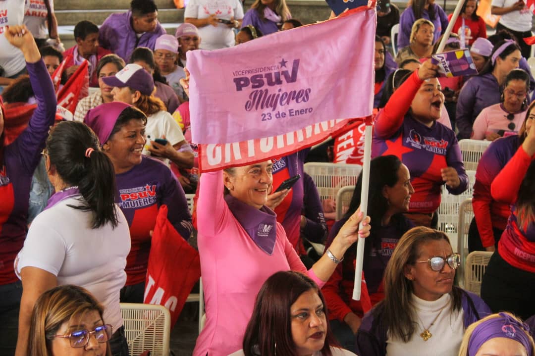 d_guzmanl's tweet photo. Encuentro revolucionario con la Vicepresidencia de Mujeres del PSUV🚩💜 en absoluta convicción y unidad, junto a las representantes estadales y camaradas de los equipos políticos reafirmamos con determinación nuestra misión de avanzar hacia la victoria popular.
@PartidoPSUV https://t.co/19NrITjOdw