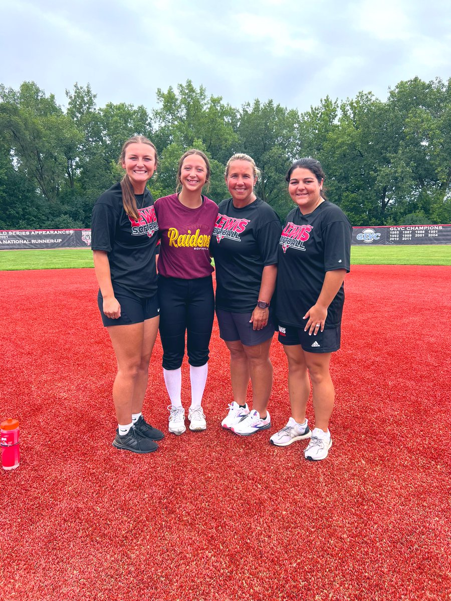 keearrahbrown17's tweet photo. Had a fun day at @LewisSoftball today! Thank you to the coaching staff and players for putting on a great camp! #rollplanes @CoachBeckyPearl @cierra_taylor16 https://t.co/DSYSxMyauT