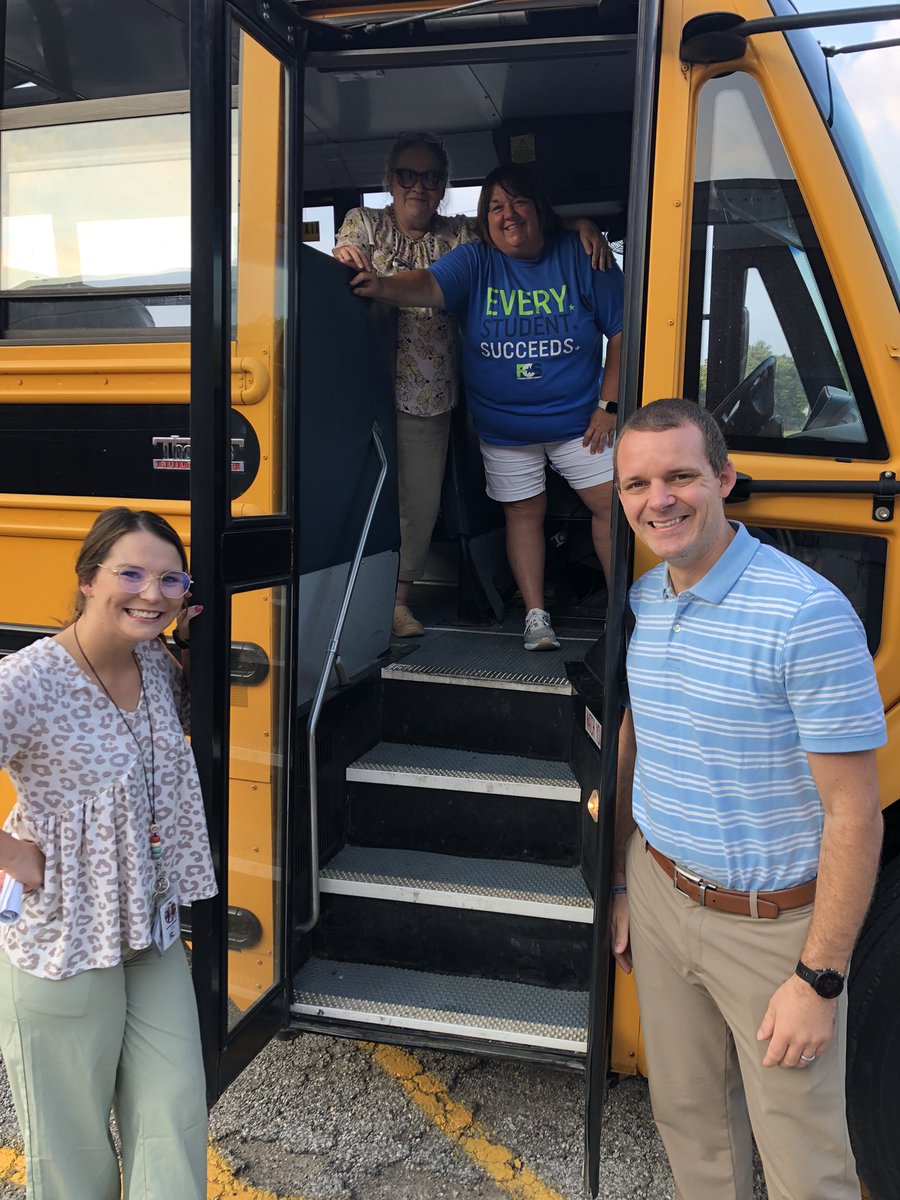 JamiT1507's tweet photo. Great morning at ELV thanks to our transportation staff. #Every1 https://t.co/uYXeqmgWJu