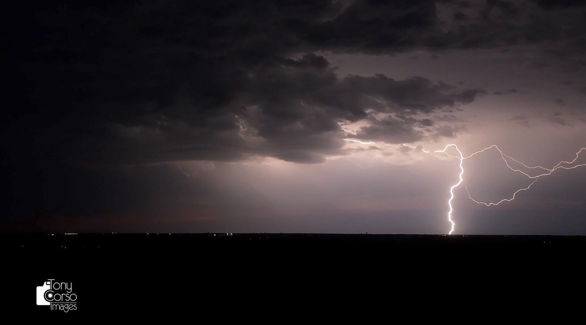 TonyCorsoImages's tweet photo. Night skies over Paris, TX this evening @TxStormChasers @wfaaweather @weatherchannel https://t.co/qHp8EmQeCp
