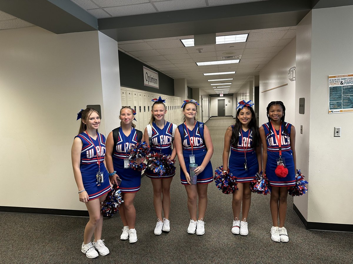 desireerl78's tweet photo. Some of our amazing @UlrichKISD cheerleaders ready to Welcome our Bulldogπβ€οΈ students & staff on this lovely #kleinfirstday https://t.co/gdXWmJLEhD