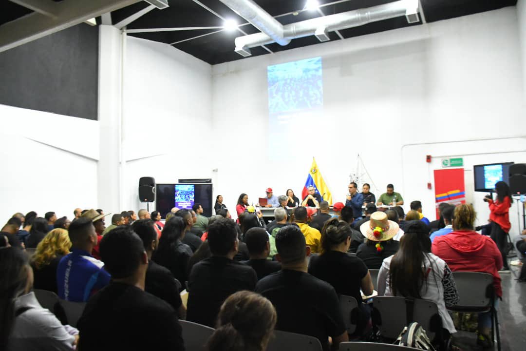 mincomunas_ve's tweet image. #Entérate 🗣️ | Tras una exitosa jornada de debate y discusión el Congreso de la Nueva Época, capítulo Comunas, clausura Encuentro Nacional: &quot;Ruta victoriosa. Golpe de Timón 2023&quot;. 

#RutaVictoriosa2023
#ComunaONada