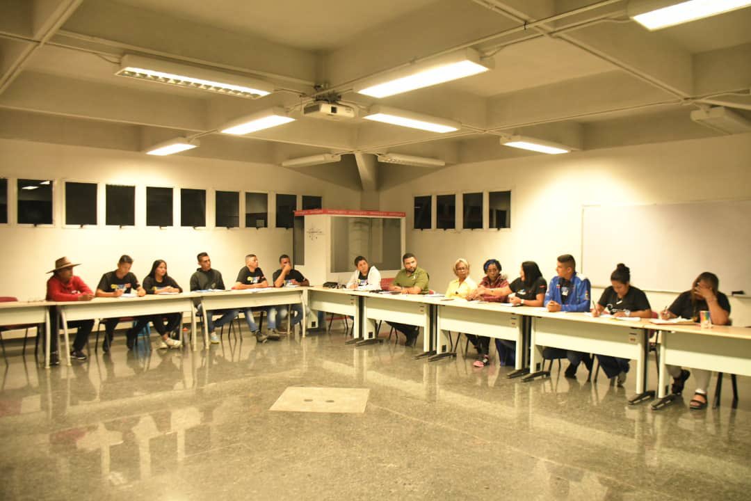 mincomunas_ve's tweet image. #Entérate 🗣️ | Tras una exitosa jornada de debate y discusión el Congreso de la Nueva Época, capítulo Comunas, clausura Encuentro Nacional: &quot;Ruta victoriosa. Golpe de Timón 2023&quot;. 

#RutaVictoriosa2023
#ComunaONada