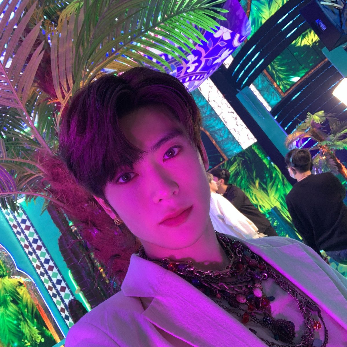 n_luv_ae's tweet photo. 난 이 사진이 왕자님 정재현의 정석이라고 생각함

일자눈썹에 갈색 반깐머리, 은은한 웃음
화이트컬러 상의에 금색 귀걸이…

조명도 지만 어둡고 은은한 불빛 밑이라 이질감 지림

무엇보다 어색한 각도가 민간사찰 나온 왕자 느낌을 극대화시켜주는 거 같음 ㅇㅇ https://t.co/jh77AYqDHc