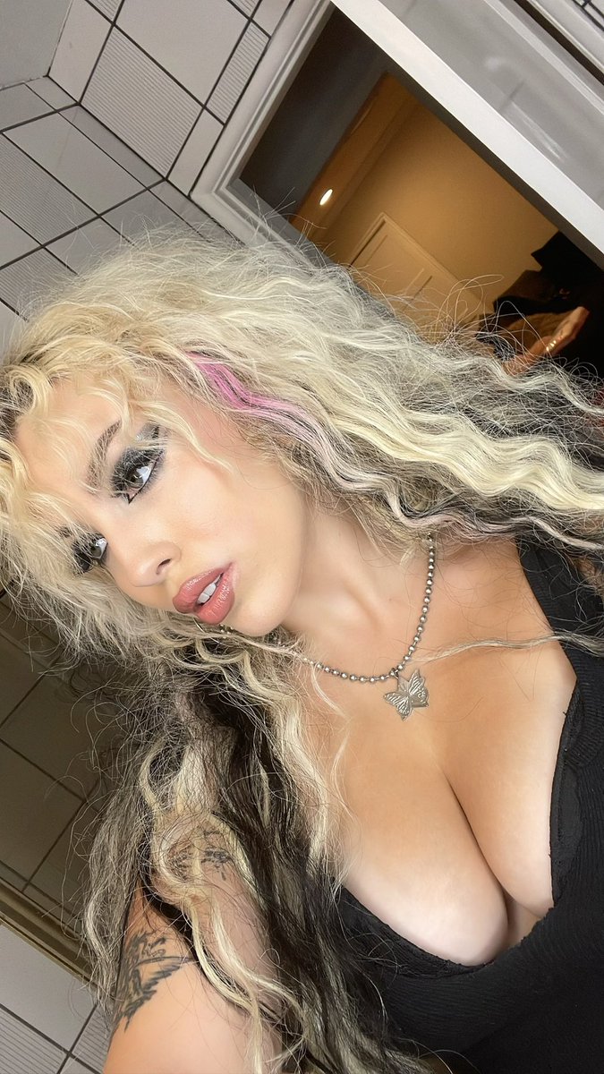 chrissy tweet media