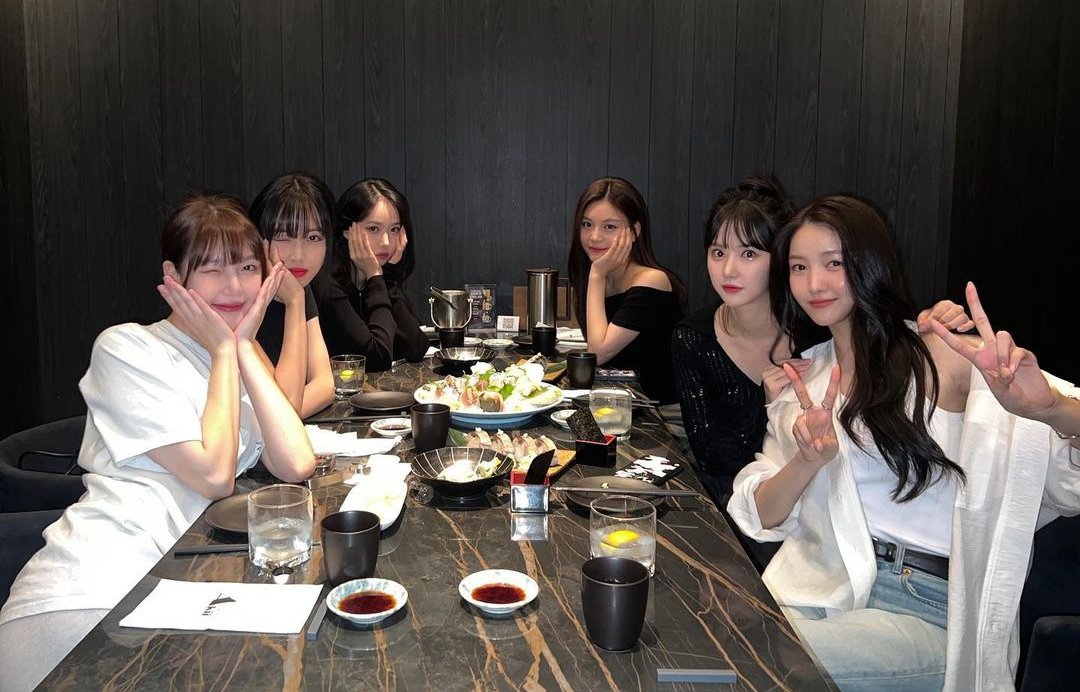 TrisLovesYuju's tweet photo. First we got the December and 8th anniversary meetups and then a sudden meetup on August 5th????!!!! I can't feel myself RN like WTF is happening?? Gods and goddesses please let them reunite and perform for us 🥹🥹❣️❣️@VIVIZ_official @konnect_YUJU @YERIN_OFFICIAL_ https://t.co/utuNqvfnxu