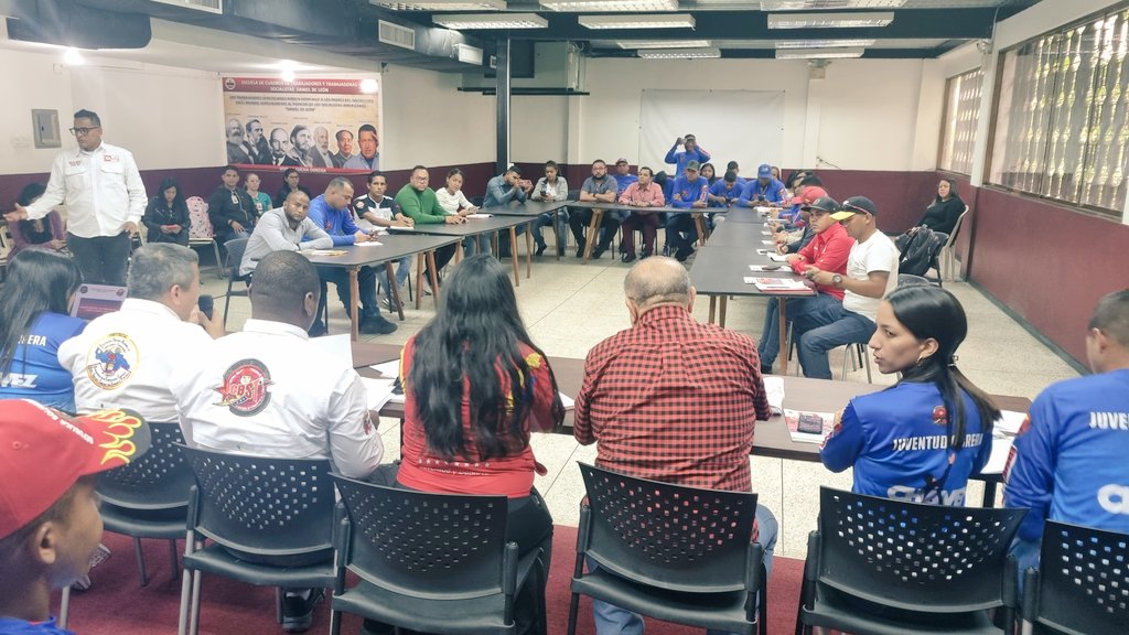 #Hoy Acompañamos a nuestros Chamos de la Juventud Obrera <a href="/JObreraCBST/">JUVENTUD OBRERA CBST</a> en su encuentro Nacional y en el renovado lanzamiento de las responsabilidades de sus cuadros,  "son ustedes el presente y futuro de la Patria" desde la sede de  <a href="/SoyFutpv/">SOMOS FUTPV</a> su casa y la casa de la <a href="/cbolivariana/">Central Bolivariana CBST</a>