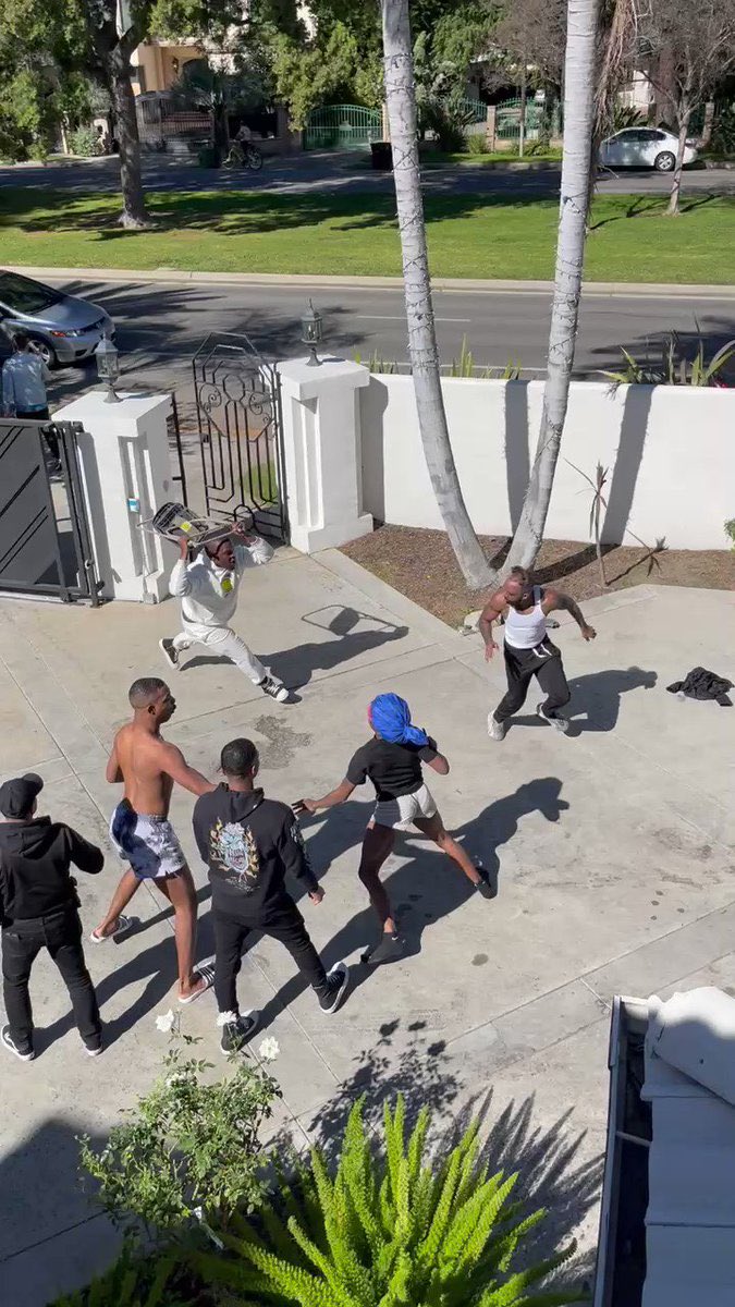 iamlesj's tweet photo. @iam_jonathan__ whopped Rio with that chair so Reggie Gray whop them people on that dock! 😂😂😂 give that man his credit! https://t.co/RQvt1DmYZ8
