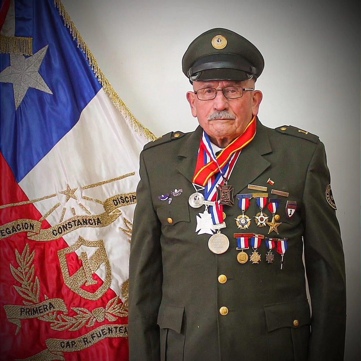 A nombre de la Comandancia envio las condolencias a <a href="/PrimeraCBPM/">Primera Puerto Montt</a> por el sensible fallecimiento del Voluntario Insigne de Chile y primera antiguedad de nuestro Cuerpo de Bomberos, con premio por 80 años de servicio, Don Abraham Federico Oelckers (Q.E.P.D) m.facebook.com/story.php?stor…