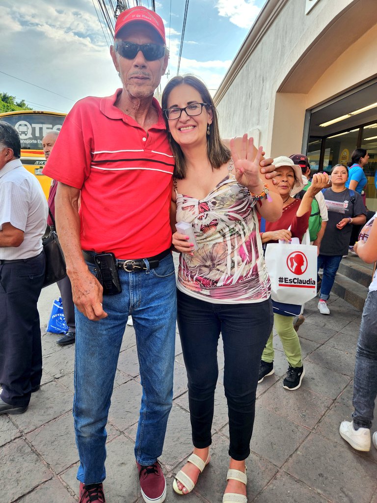 pattygmiranda's tweet photo. Hoy estuvimos en brigada #QSLD en #Querétaro dando a conocer las grandes Políticas Públicas de nuestra querida Dra. @Claudiashein y escuchando a los y las queretanas. Por supuesto que están convencidos de que tendremos a la primera mujer Presidenta y de Izquierda. 
No quiero dejar de mencionar a mi equipo tan leal que siempre esta al pie del cañón. #LQM 
#TodosSomosClaudia
#TeQuieroQuerétaro 
#ImaginaConClaudia