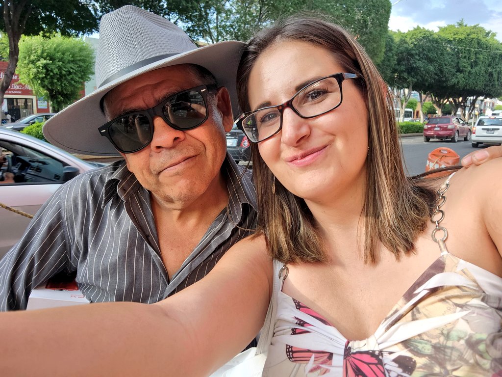 pattygmiranda's tweet photo. Hoy estuvimos en brigada #QSLD en #Querétaro dando a conocer las grandes Políticas Públicas de nuestra querida Dra. @Claudiashein y escuchando a los y las queretanas. Por supuesto que están convencidos de que tendremos a la primera mujer Presidenta y de Izquierda. 
No quiero dejar de mencionar a mi equipo tan leal que siempre esta al pie del cañón. #LQM 
#TodosSomosClaudia
#TeQuieroQuerétaro 
#ImaginaConClaudia