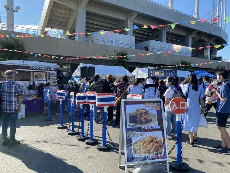 AmazingThaiJP's tweet photo. ／
8/26(土) 等々力陸上競技場＆周辺広場にて開催
川崎フロンターレ🐬抱きしめタイ🇹🇭
＼

タイの文化やグルメ等が楽しめるイベントにタイ国政府観光庁もブース出展します❗️
人気俳優パースさん出演のミニトークショーや始球式も⚽️✨

⏬詳細はこちら
https://t.co/OFtJyD6xt3

#今こそタイへ #frontale https://t.co/LU58Cy27Pj