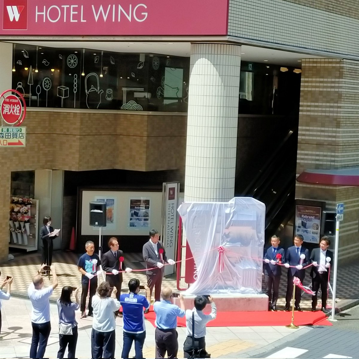 secondNIJIYA's tweet photo. 本日、当店前にホテルウイングがオープンします。
オープンに先立ち、プラモニュメントの除幕式が行われました。
宿泊者の方、七間町名店街に、ぜひお立ち寄り下さい。
#七間町　#静岡市　#ホテルウイング　#プラモデル　#七間町名店街　#プラモニュメント https://t.co/iORUwqS3VX