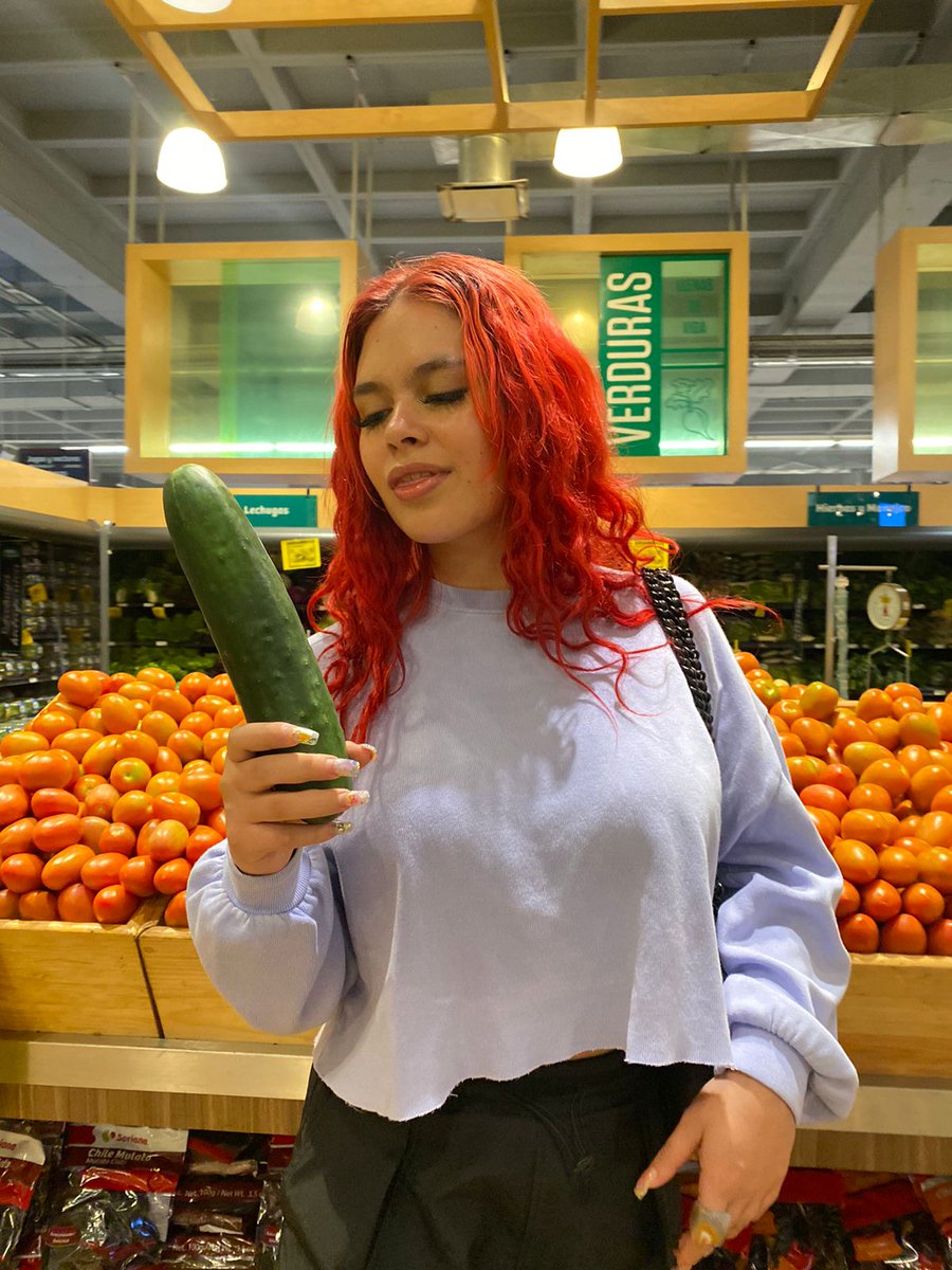 Me cabe completito. 4000 republicaciones, me lo meto por el culo y les subo el video gratis 💕