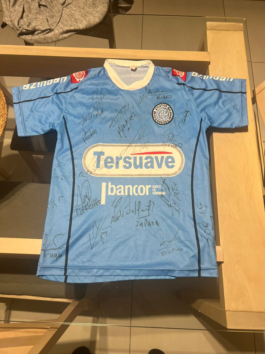 #Sorteo #UniversoSortea

Sorteo edición día del niño! 👦 

Gánate una camiseta de Belgrano (no original) firmada por el plantel del 2013 (Olave, Quiroga, Turus, Saravia, Farre, Mansanelli, Zelarayan, Picante etc) 🩵

Hacele un regalo a tu hermano, sobrino, hijo, primo pequeño y