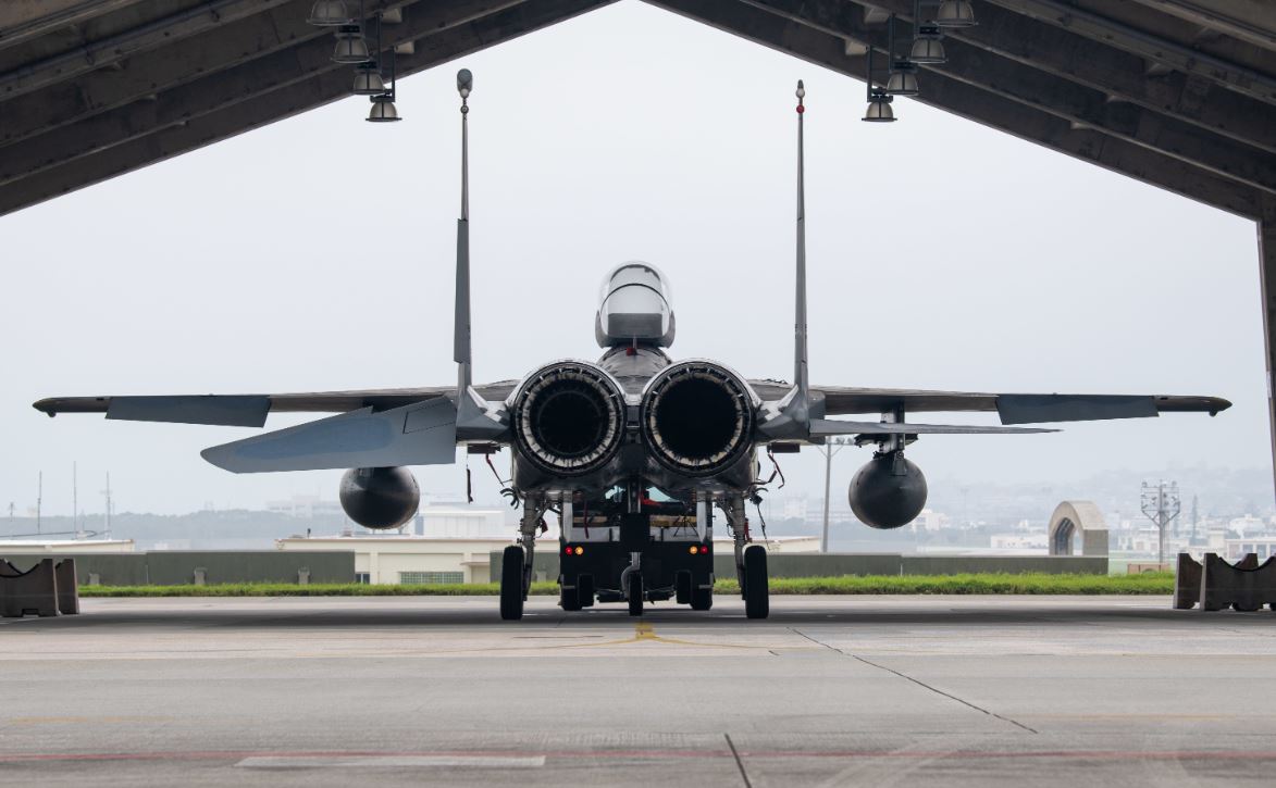 KadenaAirBase_J's tweet image. #嘉手納基地 第18航空機整備中隊所属の空軍兵士が、台風6号による被害を防ぐために、一時的に格納庫に避難させた #F15C 戦闘機と #F35A ステルス戦闘機を駐機場に牽引しています(8月8日)。